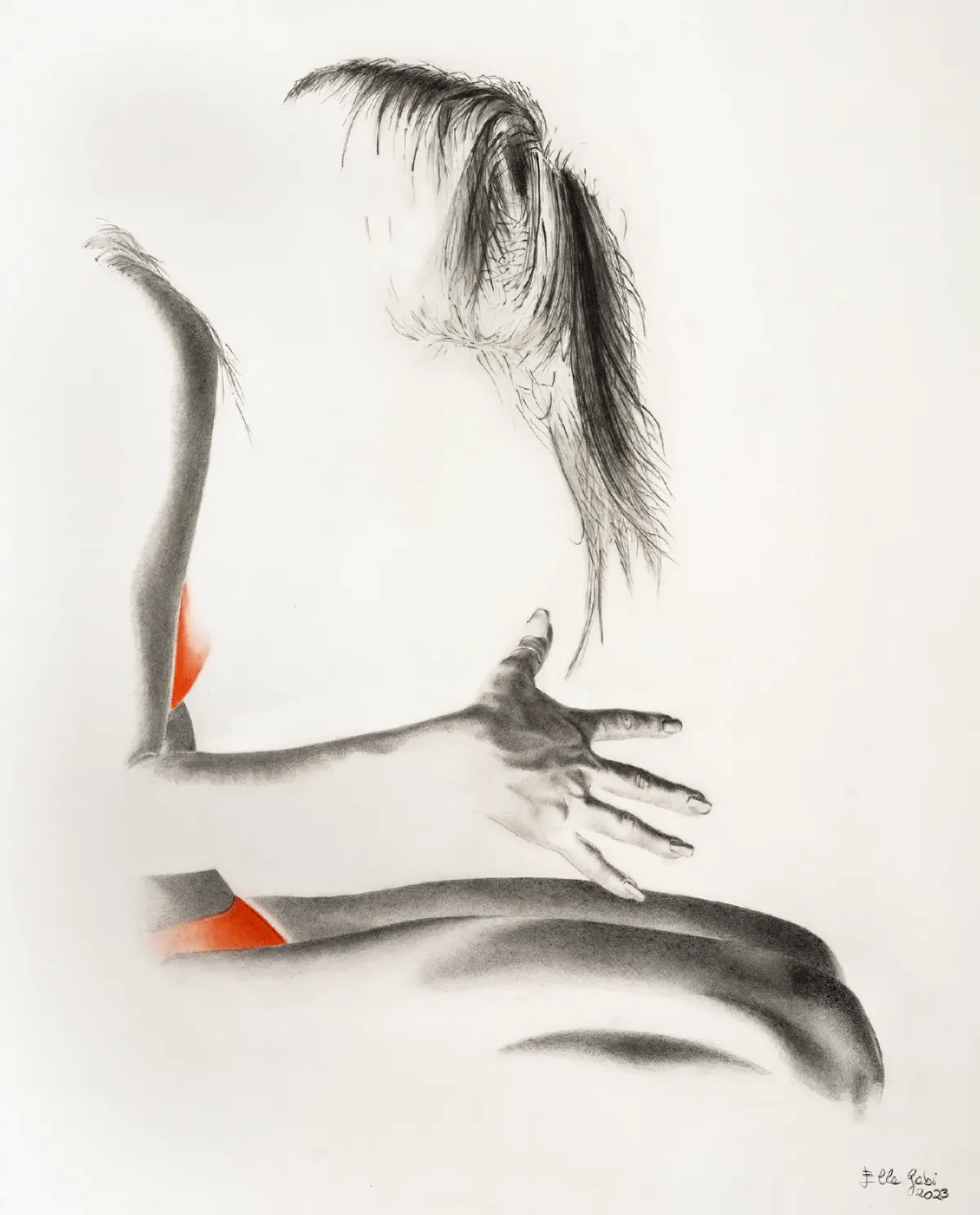 Figura femminile evanescente tra luce e ombra.