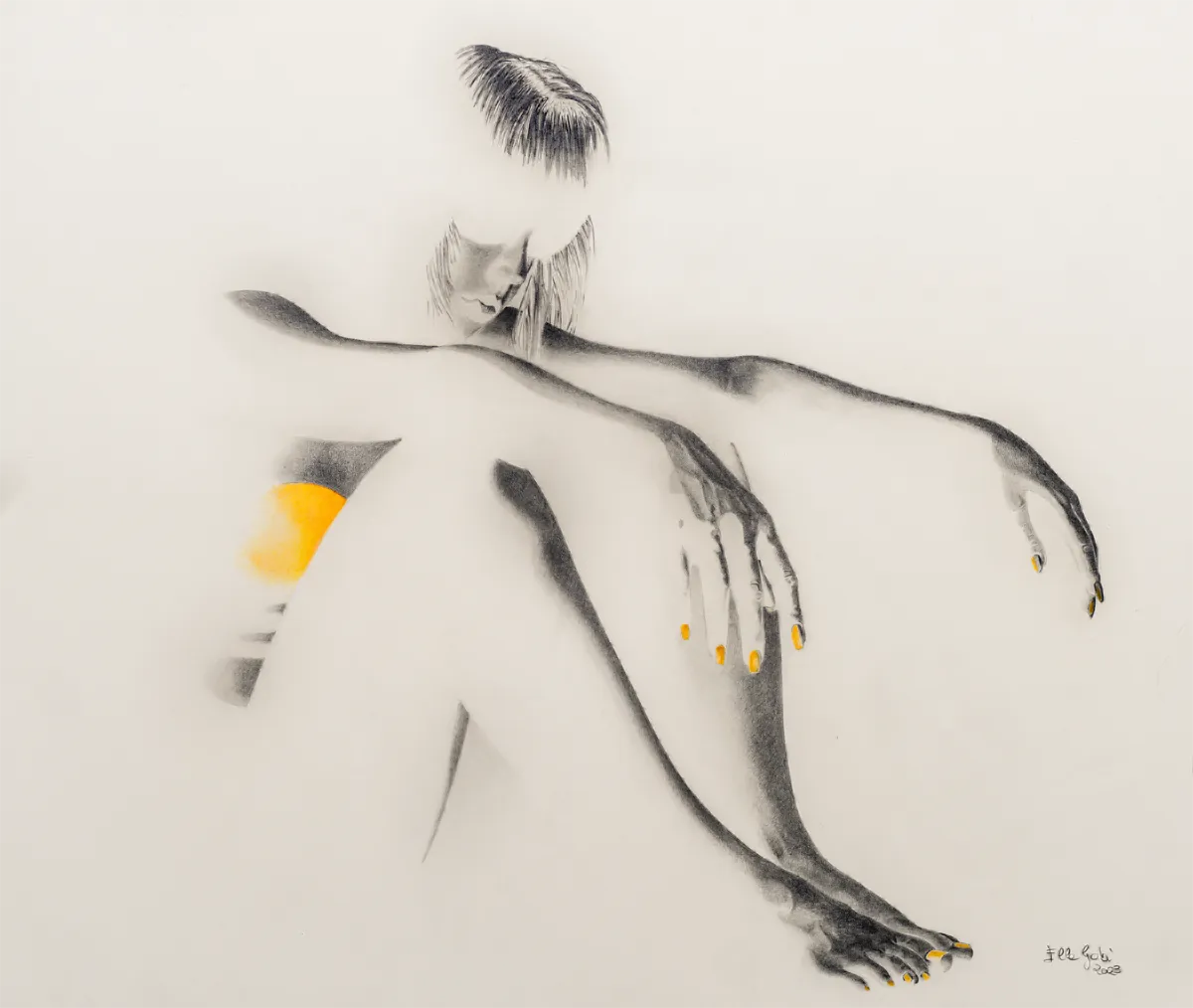 Figura femminile evanescente tra luce, vuoto e accenti di colore.
