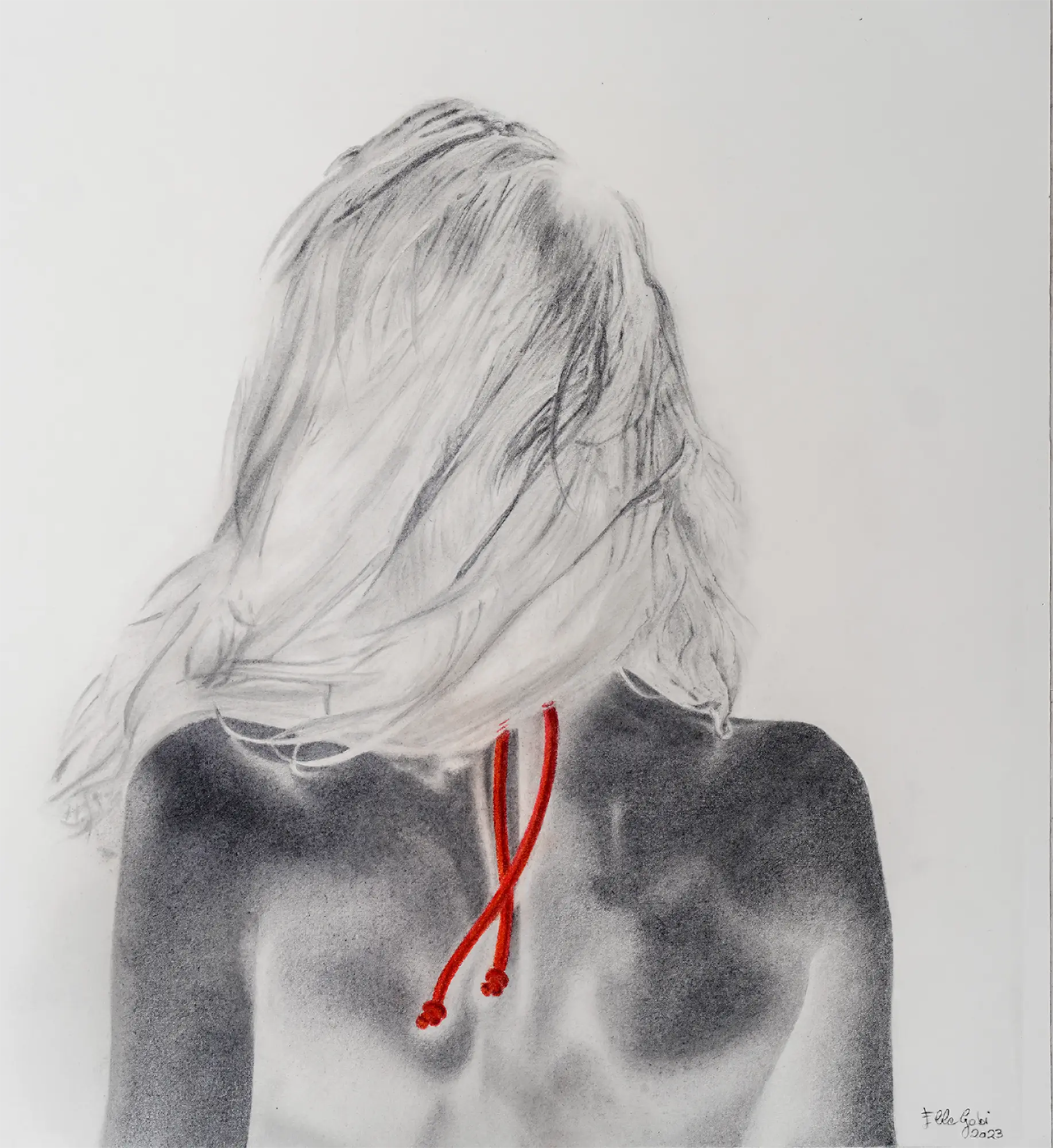 Figura femminile di spalle sfiorata da una brezza marina.