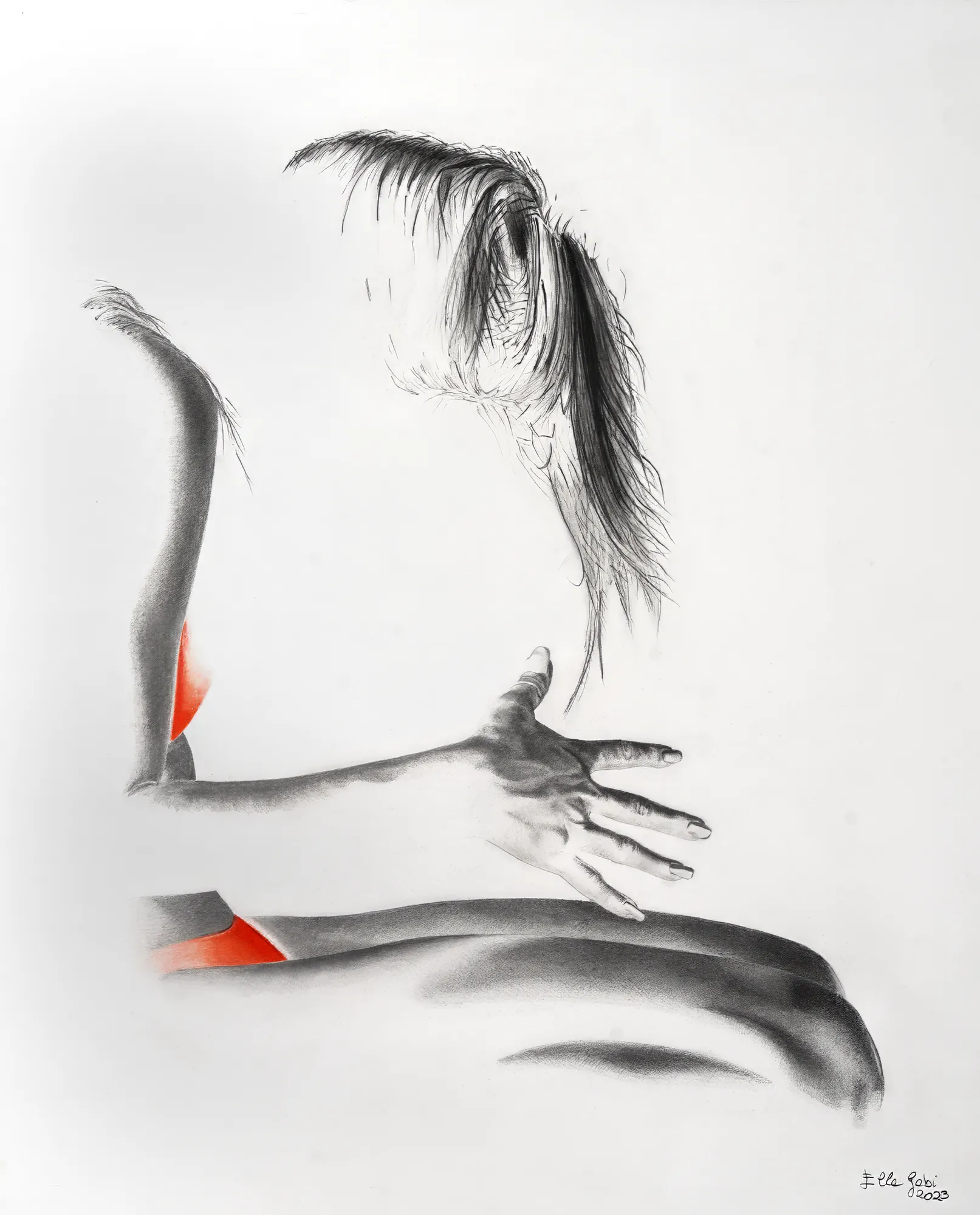 Figura femminile evanescente tra luce e ombra.